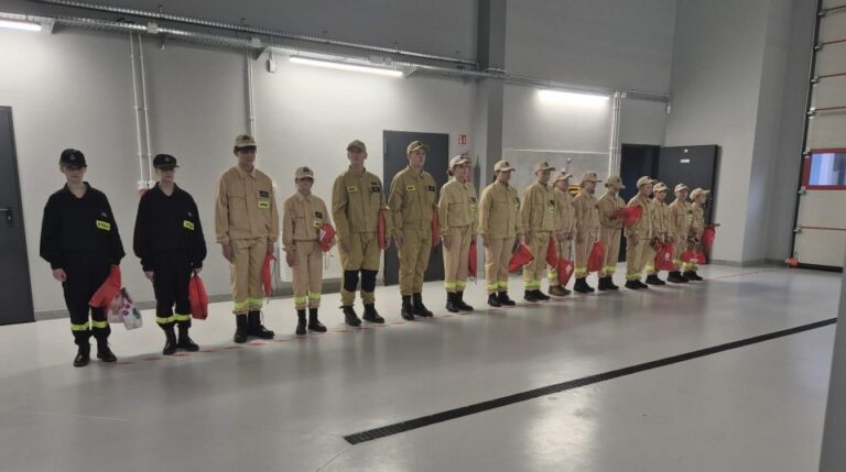 Nowe pokolenie strażaków w&nbsp;Tokarni. Szesnastu młodych druhów i&nbsp;druhen złożyło uroczyste ślubowanie