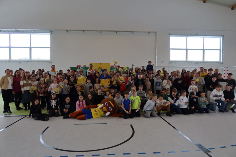 Gwiazdy piłki ręcznej w Micigoździe. Nowa hala wypełniła się sportowymi emocjami [WIDEO]