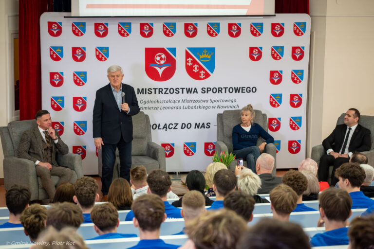 Włodzimierz Lubański ponownie w Nowinach. Patron szkoły spotkał się z młodzieżą i mieszkańcami