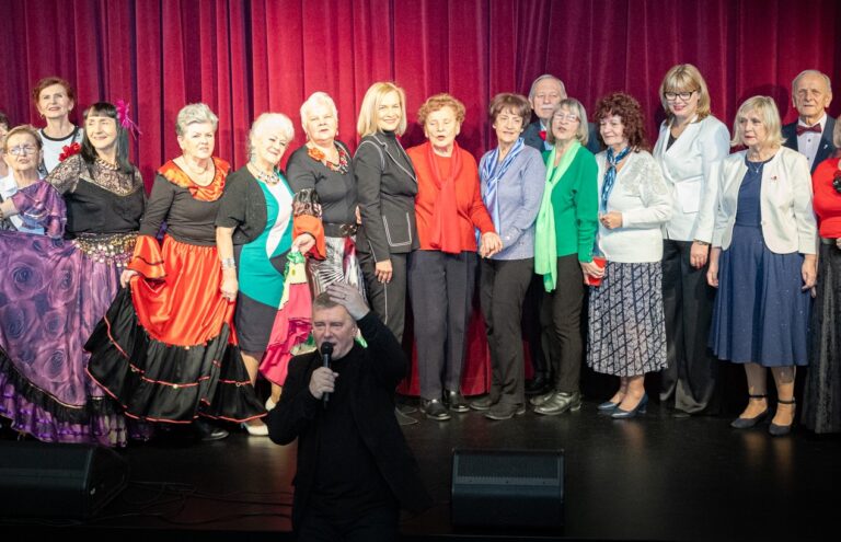 Senior Show – scena w Wojewódzkim Domu Kultury należała do seniorów