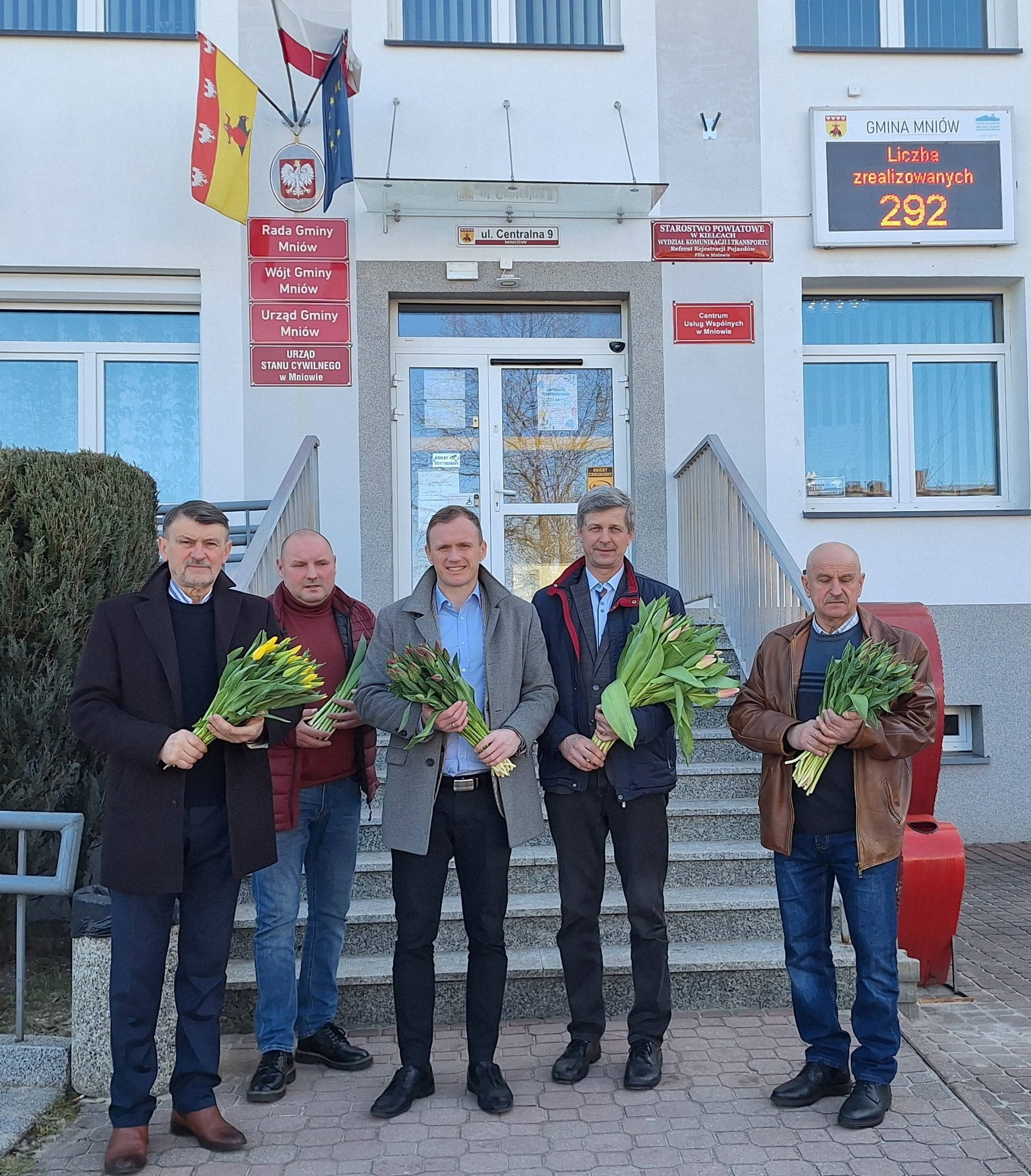 Dzień Kobiet w gminie Mniów. Samorządowcy ruszyli w teren z kwiatami i życzeniami dla mieszkanek