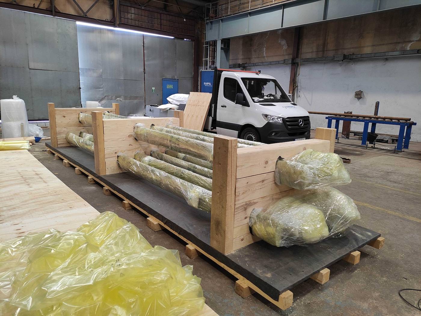 5. pakowanie lanc gazowych do transportu na drewniane łoże.jpg