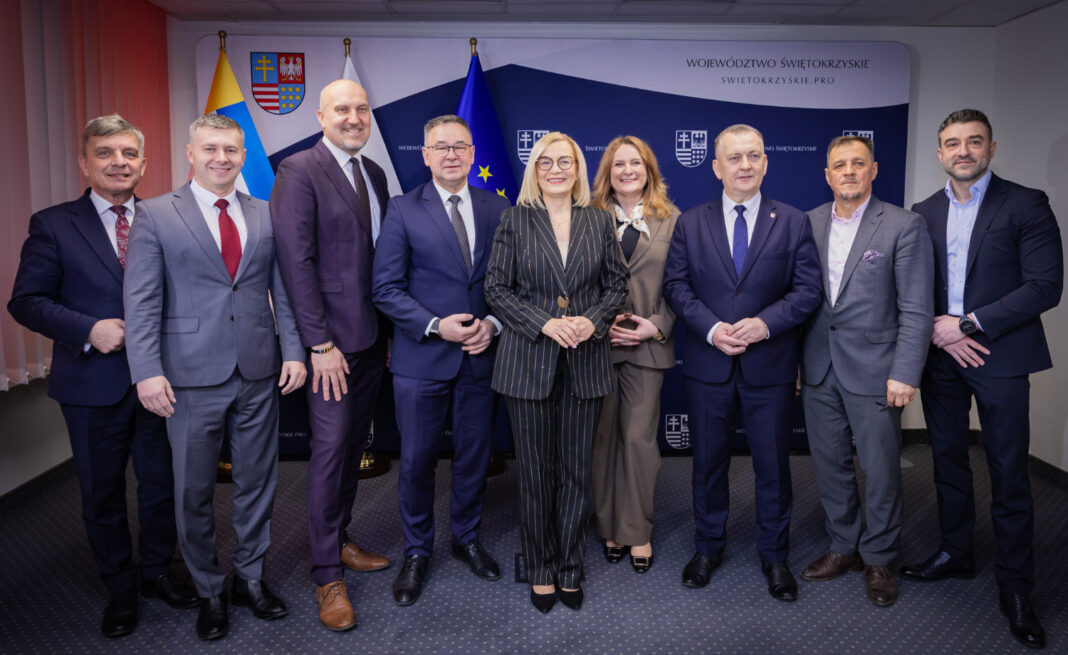 Grupa osób na spotkaniu dotyczącym infrastruktury wodno-ściekowej w województwie świętokrzyskim