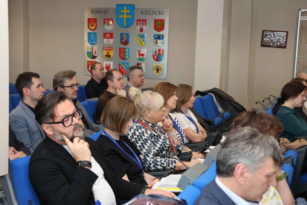 Uczestnicy szkolenia dla powiatowych służb geodezyjnych i kartograficznych