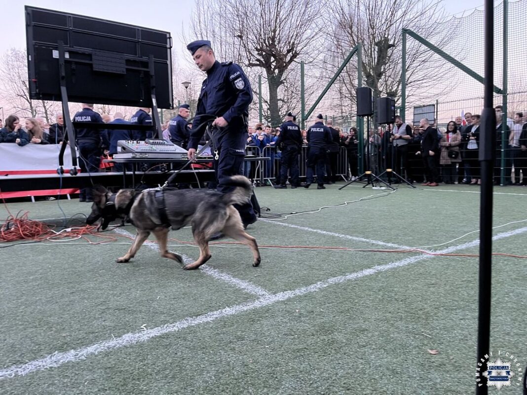 Policjant z psem w powiecie kieleckim podczas wydarzenia
