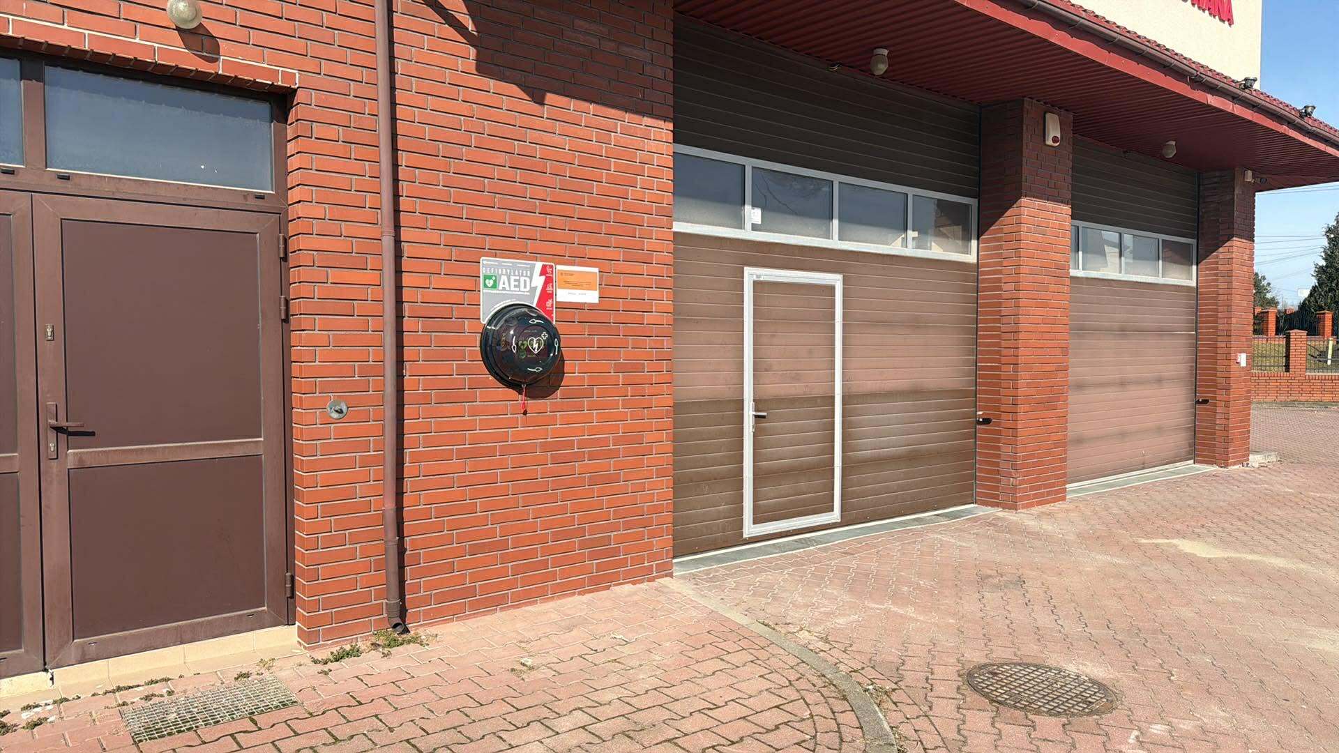 Defibrylatory AED już dostępne w gminie Nowiny. Sprzęt ratujący życie trafił do czterech miejscowości