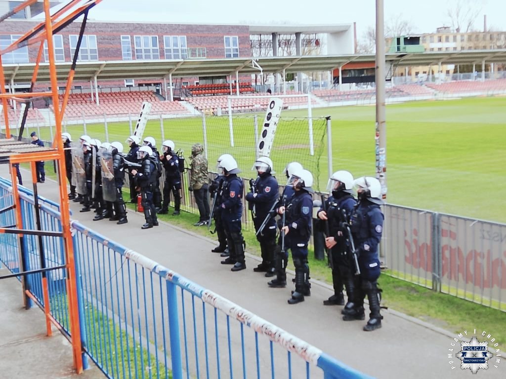 Świętokrzyscy policjanci ćwiczyli na ostrowieckim stadionie