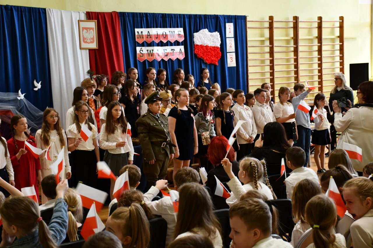 Majowe święta w szkolnej odsłonie. Uczniowie z Piekoszowa uczcili ważne daty historii Polski