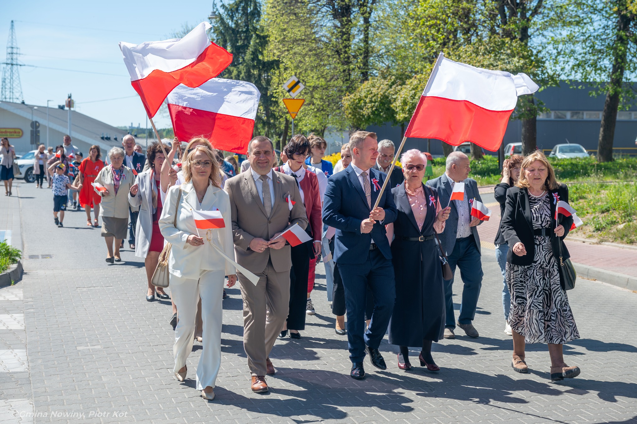 Muzyka, biało-czerwone barwy i polonez na skwerze. Tak Nowiny uczciły Święto Konstytucji 3 Maja