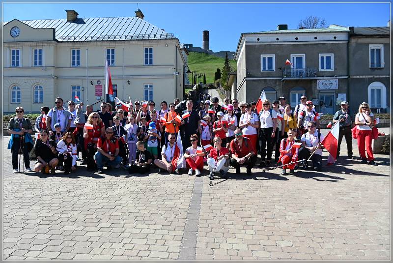 Biało-czerwone Chęciny – ˝Rajd Pieszy z Flagą˝ w Dzień Flagi Rzeczypospolitej Polskiej