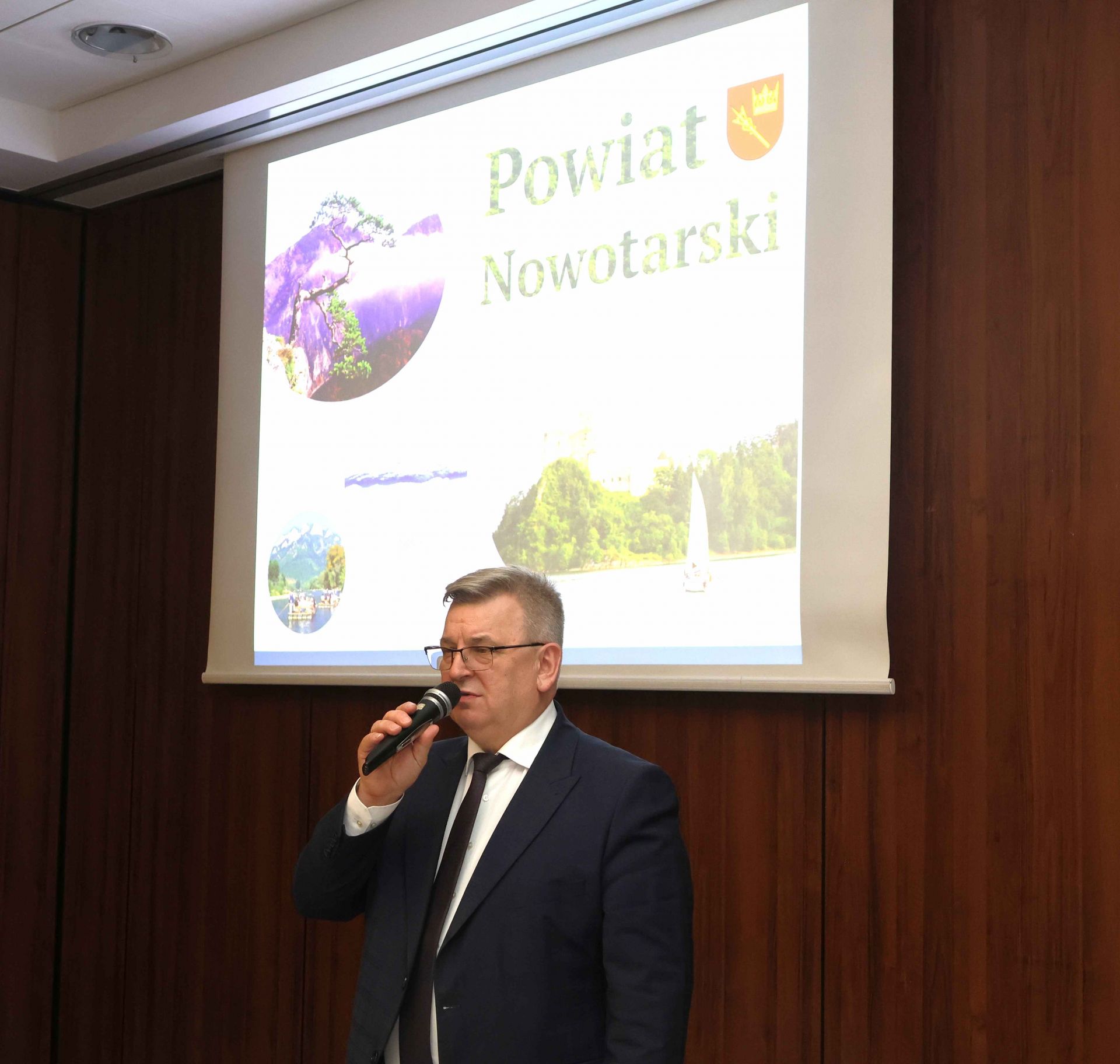 Samorządowcy zapoznali się z efektami projektów oświatowych w powiecie kieleckim