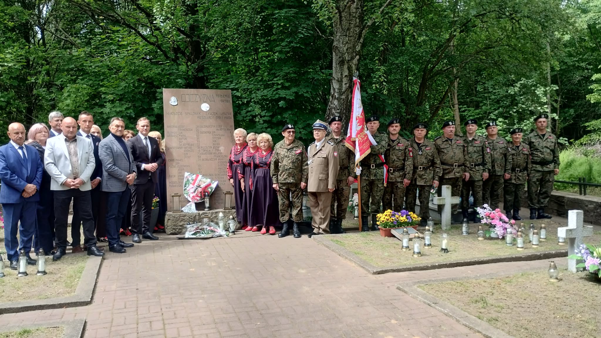 83 lata od tragedii na Raszówce. Mieszkańcy gminy Mniów oddali hołd ofiarom niemieckiej pacyfikacji