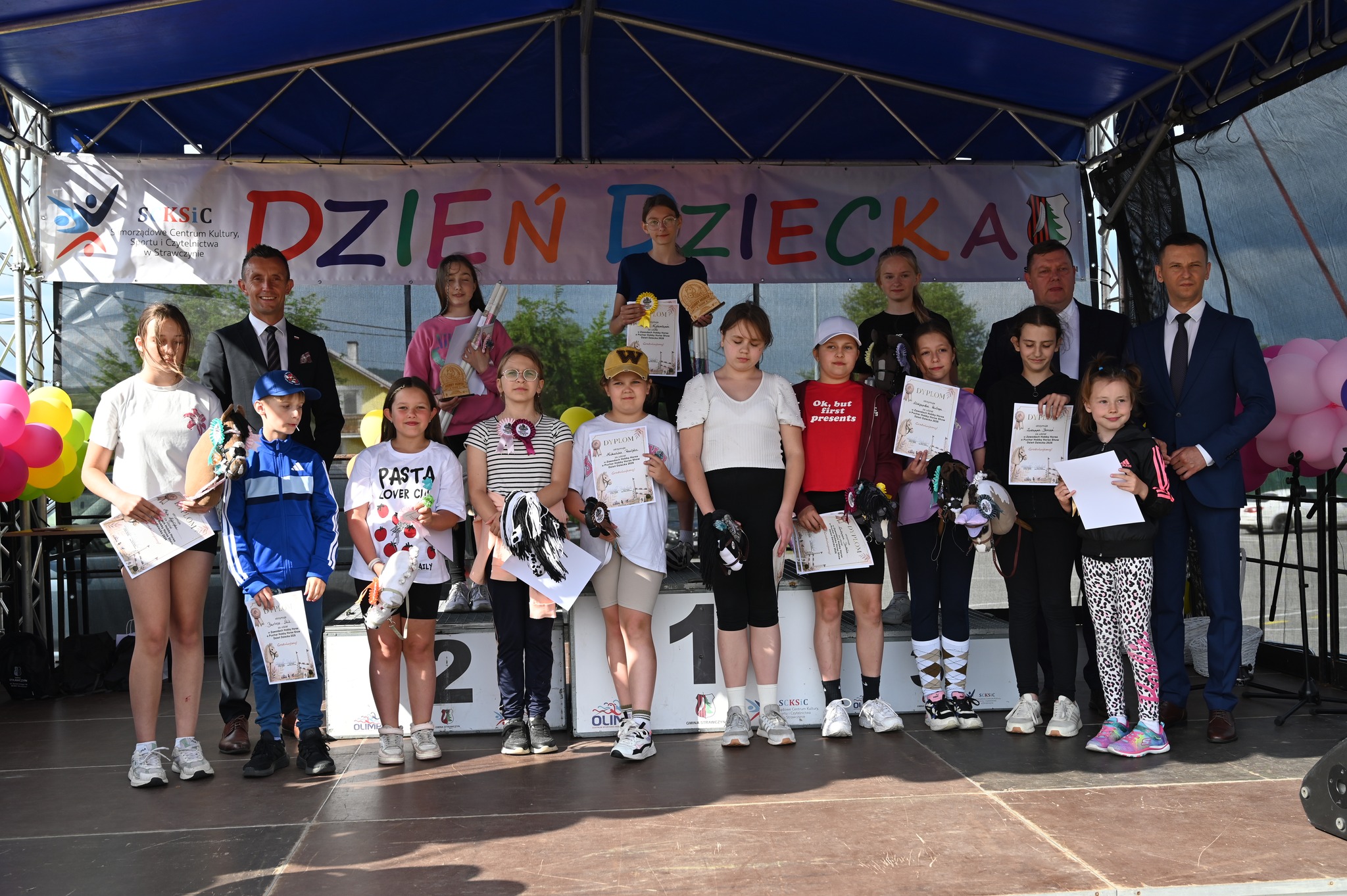 Zawody Hobby Horse, rodzinne sztafety i prezentacja talentów. Dzień Dziecka w Strawczynku przyciągnął całe rodziny