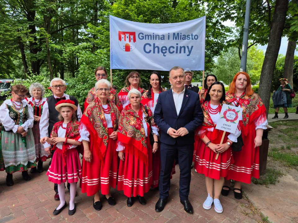 Chęciny zachwyciły tradycją i aktywnością. Artyści pięknie promowali gminę podczas ˝Budzenia Sienkiewki˝