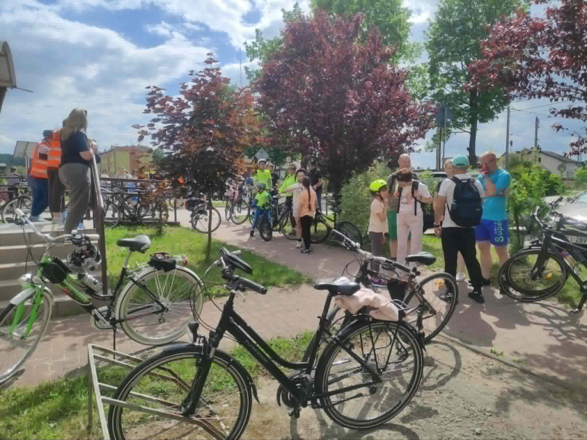 Ponad 60 rowerzystów na trasie. III Biblioteczny Rajd Rowerowy w Mniowie połączył aktywność, integrację i dobrą zabawę
