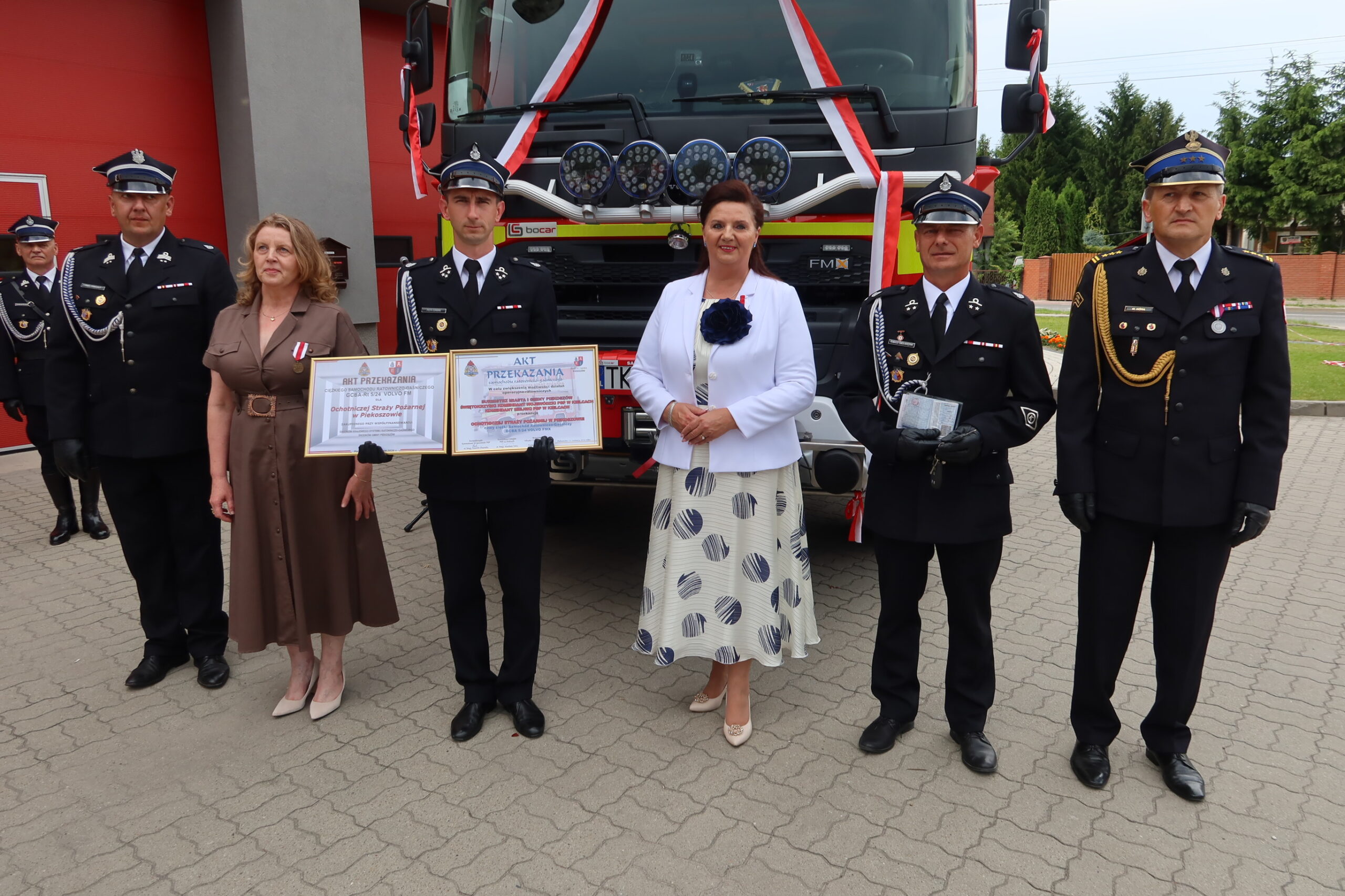Uroczyste poświęcenie i przekazanie nowego wozu dla OSP Piekoszów. Strażacy odebrali kluczyki, a zasłużeni otrzymali odznaczenia i podziękowania