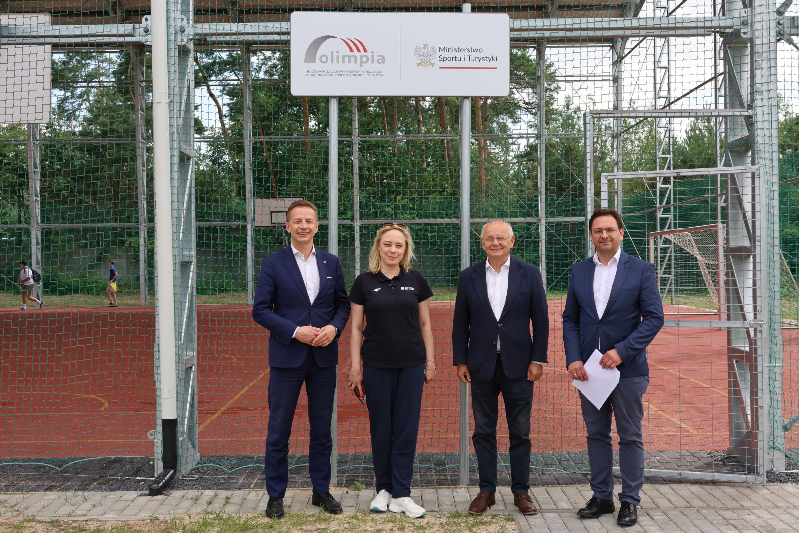 Wiceminister Sportu i Turystyki odwiedziła Morawicę. Zaprezentowano nowoczesne zadaszone boisko