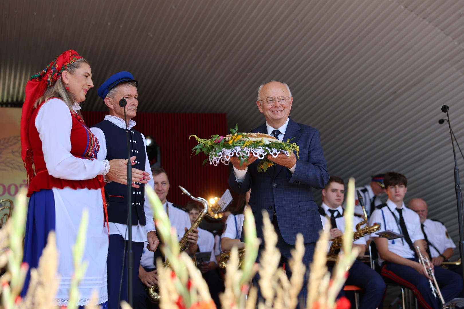W hołdzie rolnikom i tradycji – Dożynki Gminne w Morawicy przyciągnęły tłumy!