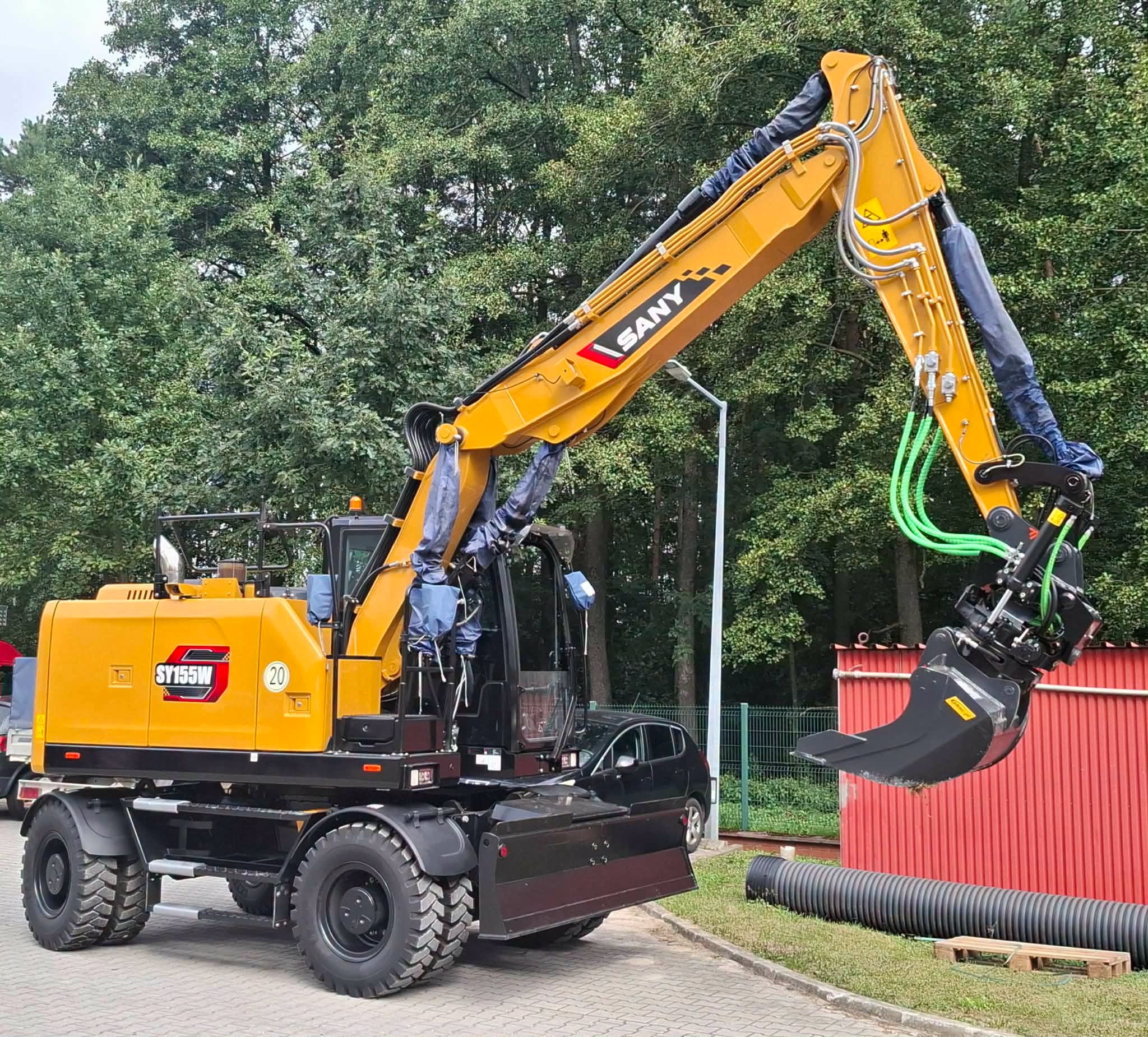 Nowoczesna koparka dla gminy Strawczyn. 660 tysięcy złotych rządowego wsparcia
