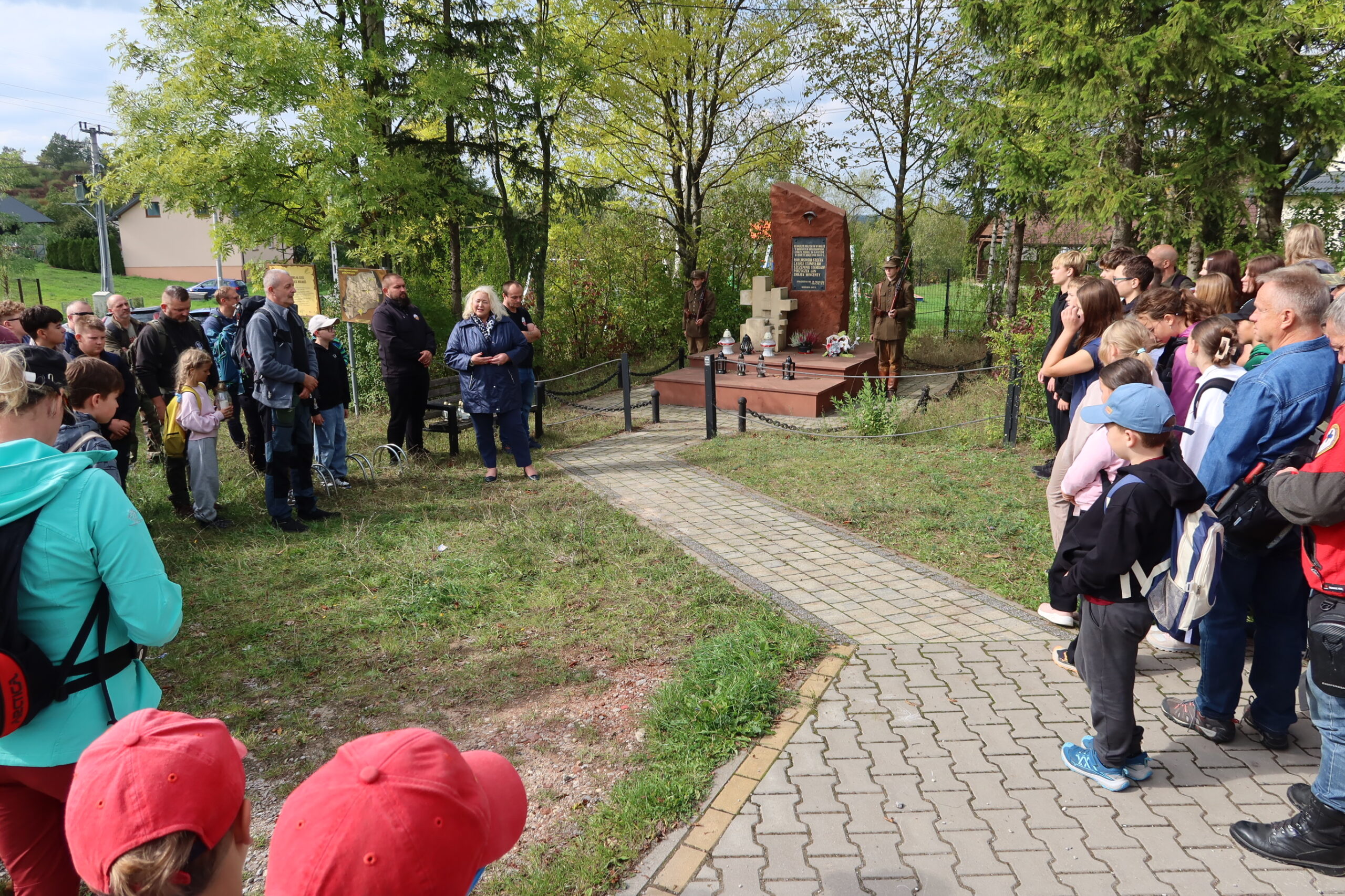 Uczniowie na szlaku zapomnianych historii. Ponad 180 osób przeszło z Gałęzic do Szewc