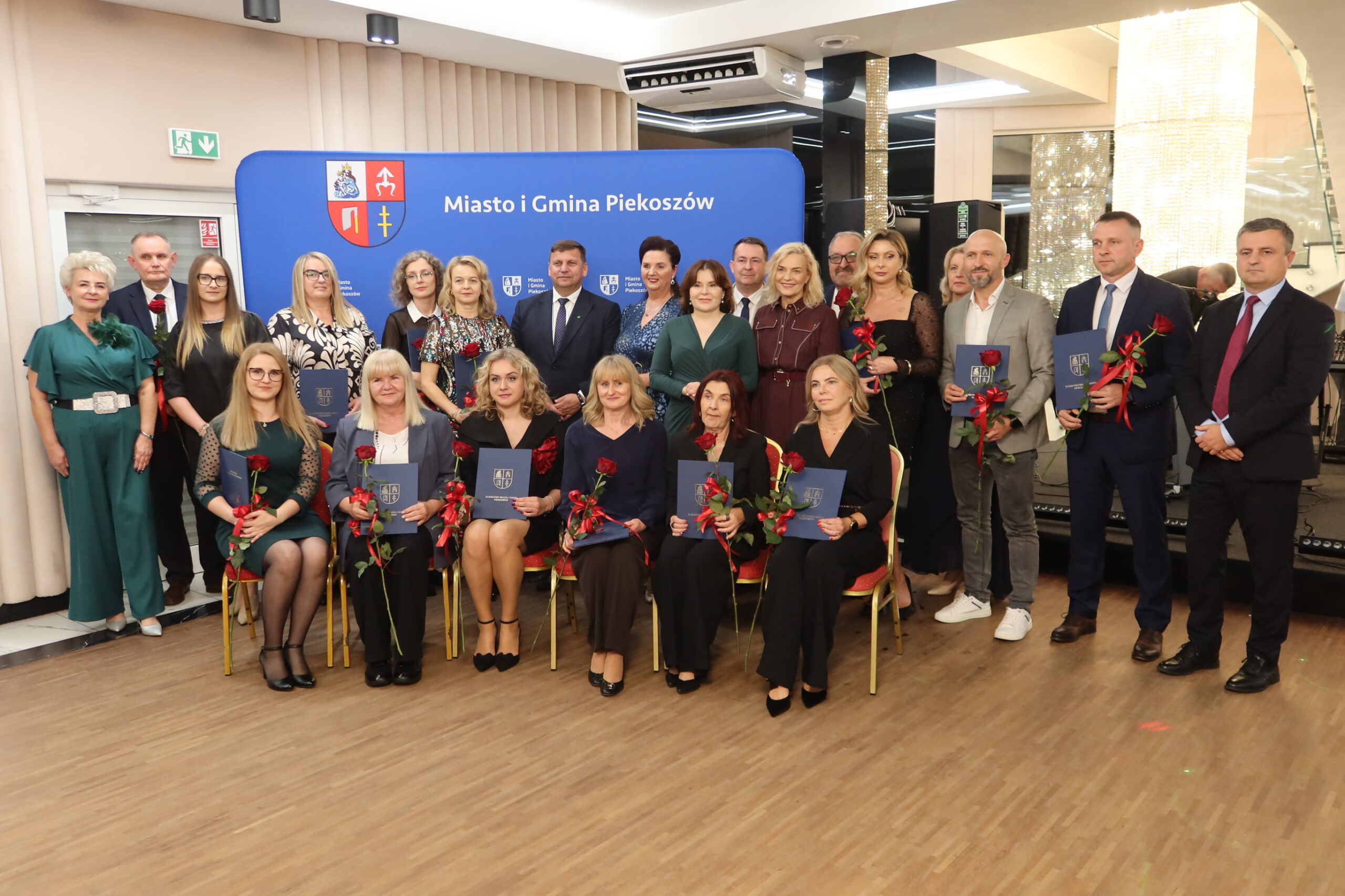 Gminny Dzień Edukacji Narodowej w Piekoszowie. Nauczyciele i dyrektorzy odebrali podziękowania i nagrody