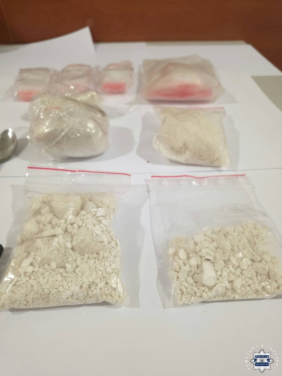 Policyjny pościg, zatrzymania i blisko pół kilograma narkotyków